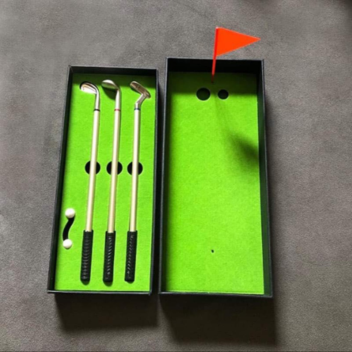 Golf Pens & Mini Putting Green